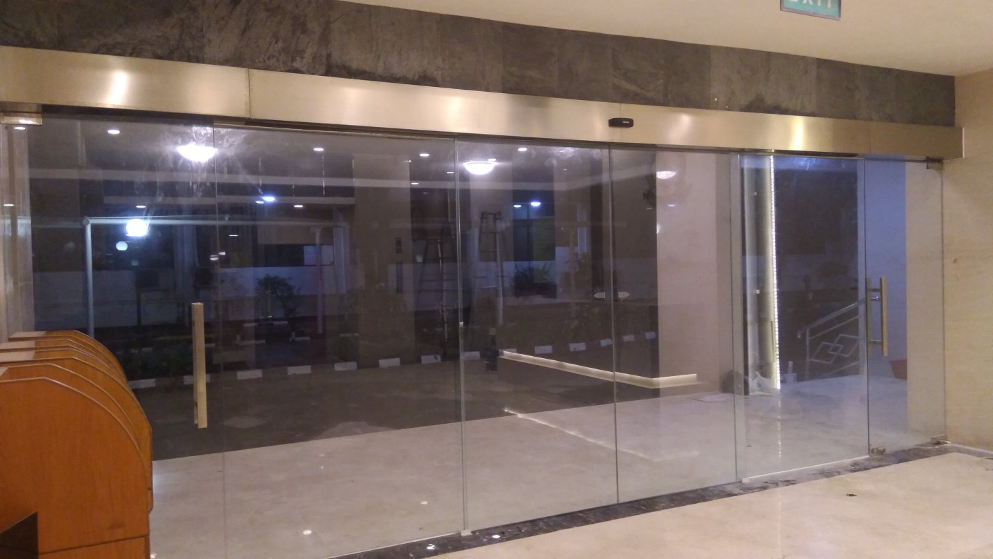 Pemasangan pintu otomatis di gedung Kejaksaan Agung Pusat ...
